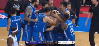 王哲林回应著名表情包冲观众席飞吻是因为罚球他干扰我就想亲他两下