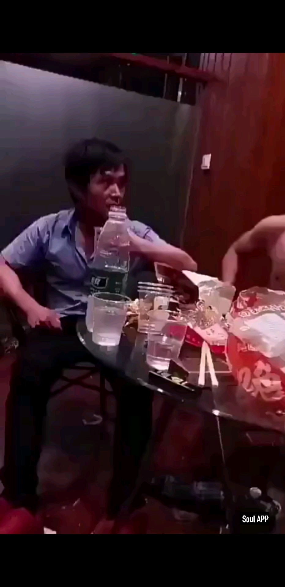 给大家看看什么叫酒蒙子如果你是这位大哥你会怎么做