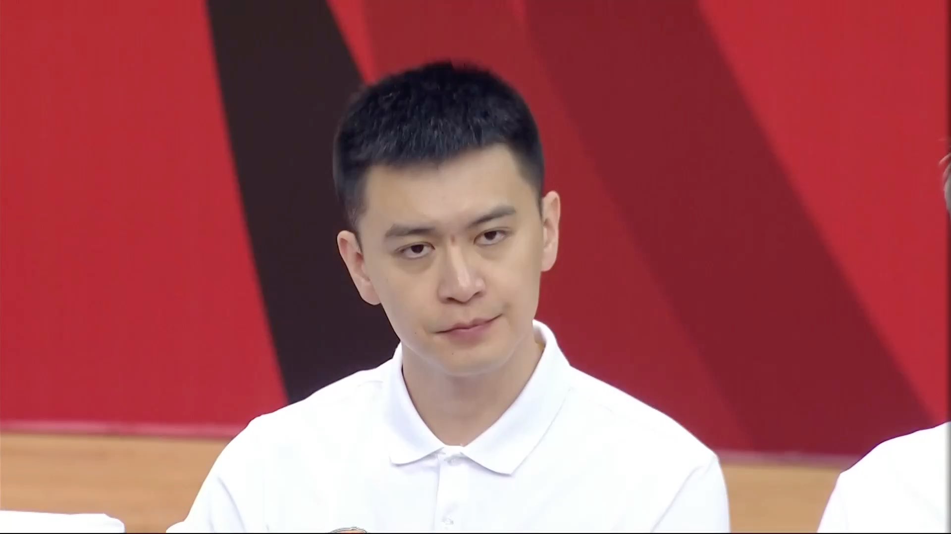 杨鸣眉心红了