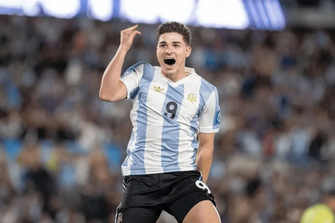 欧洲杯太太团C位争夺战：醉人笑容——德利赫特女友安妮可