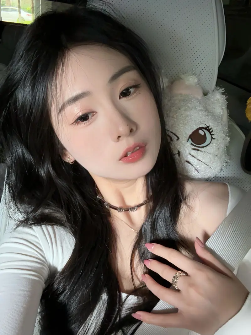 发了那么多腿 分享下最近的自拍吧