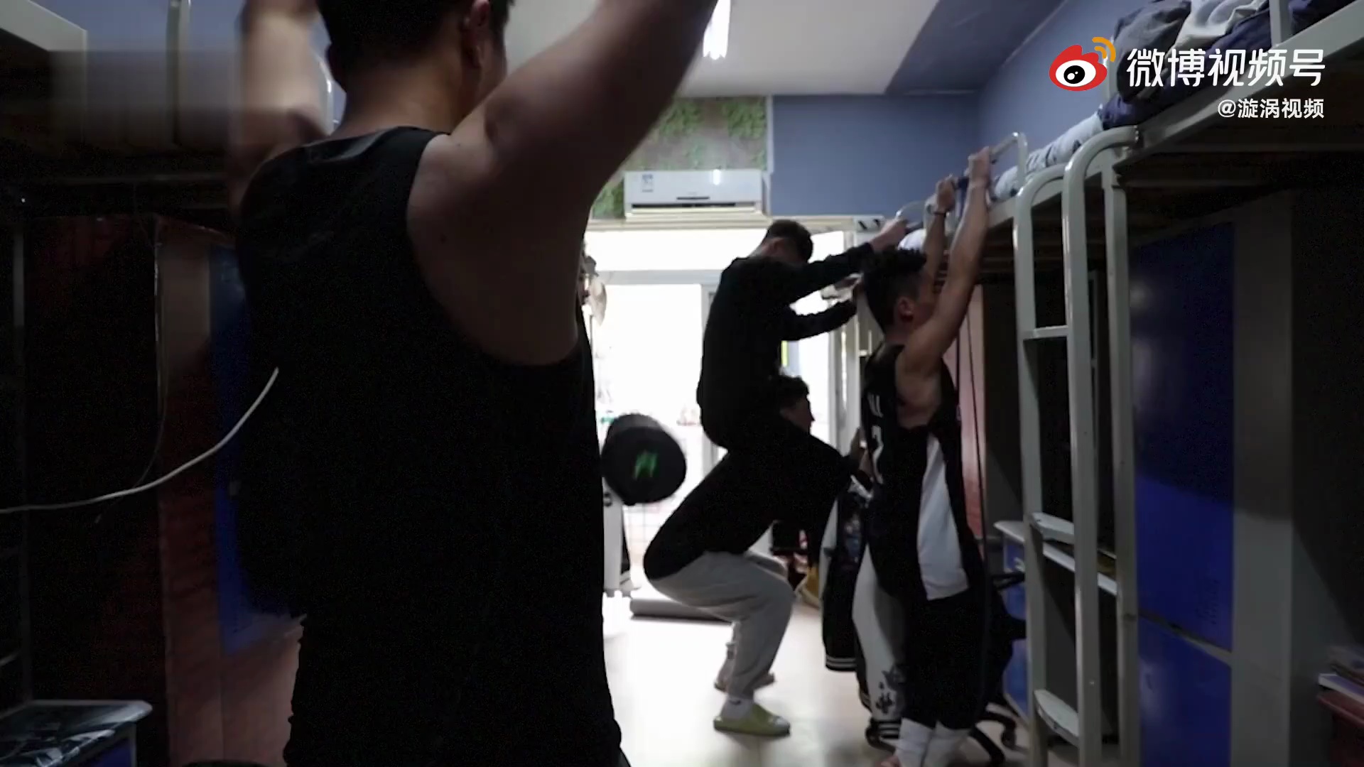 高校体院男生宿舍集体健身哑铃杠铃拉力带俱全如健身房