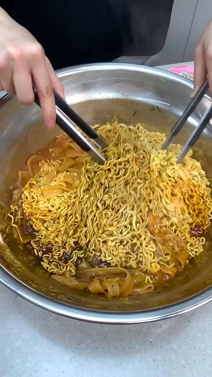 鸡蛋香肠拌面|简简单单