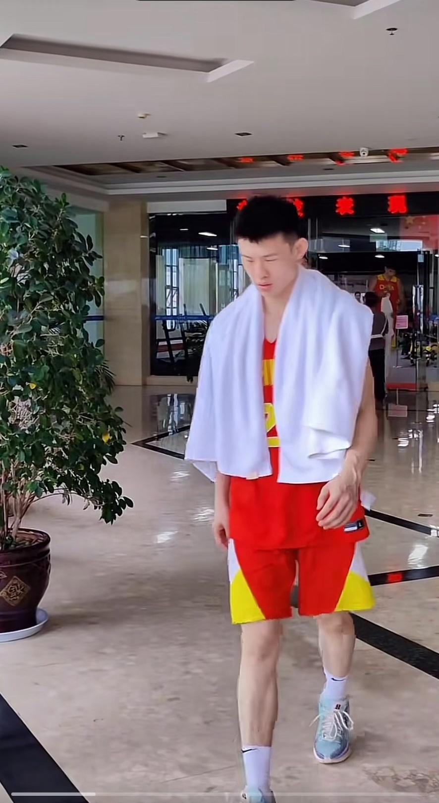 说实话,徐杰,胡明轩好像真的几乎都给签名,很少看到他俩不给签