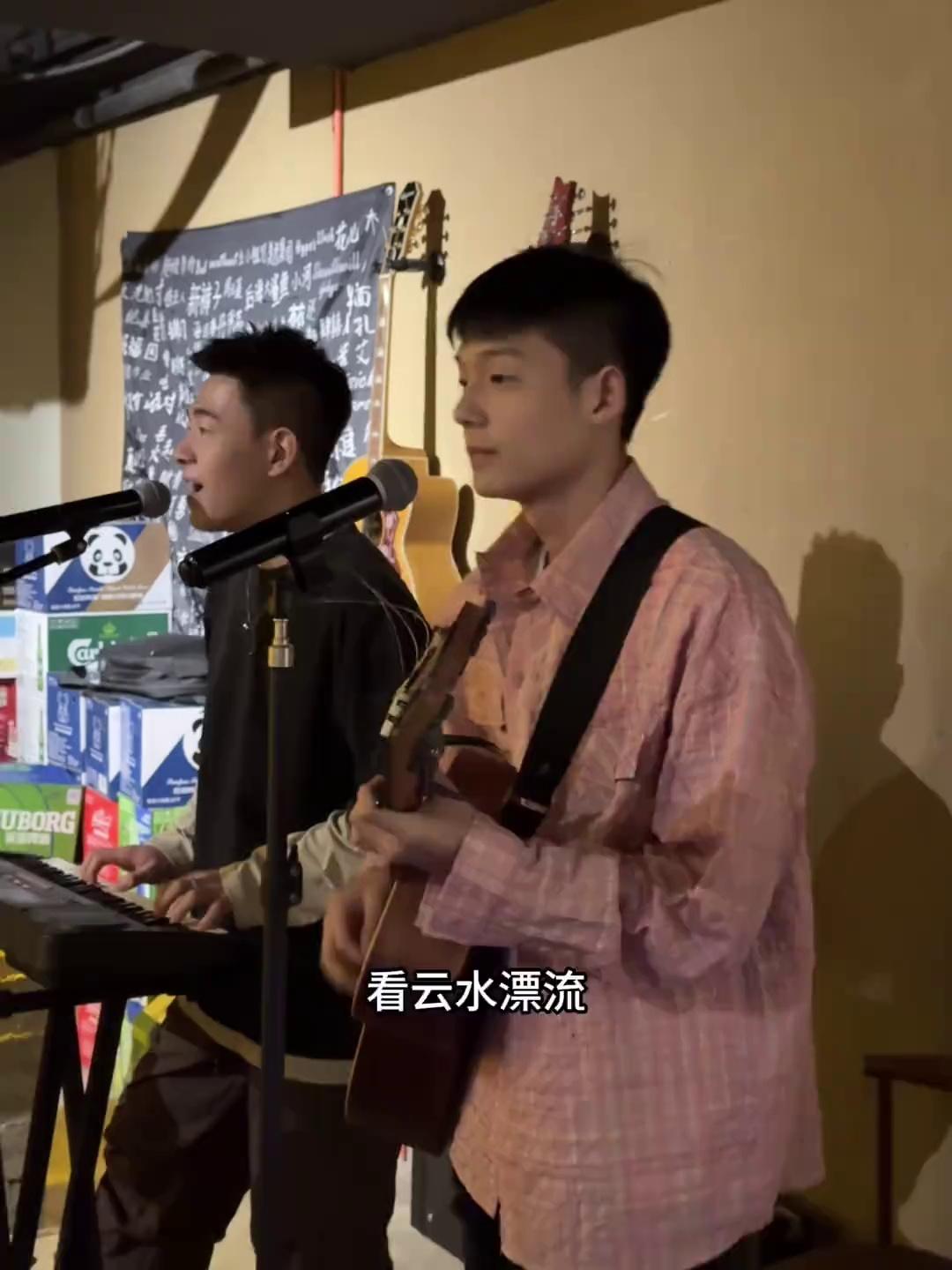 像不像苏九和小鬼?红衣服的和小鬼相似度挺高的.