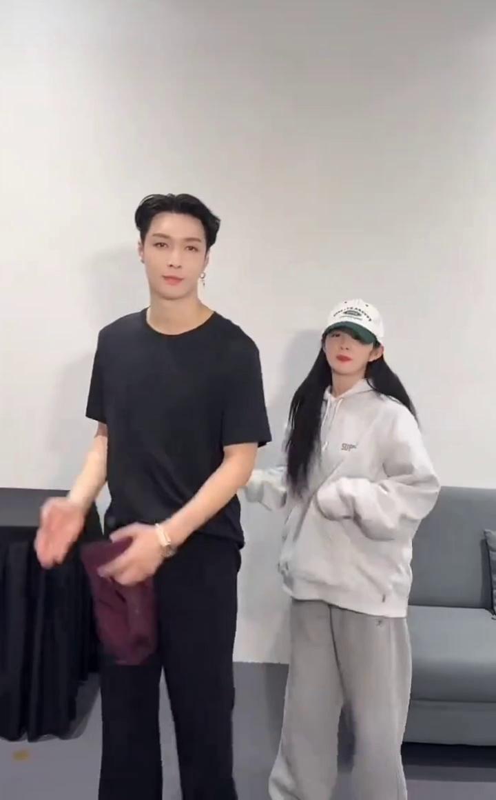 近日,张艺兴与裴珠泫共同挑战"技能五子棋"舞蹈