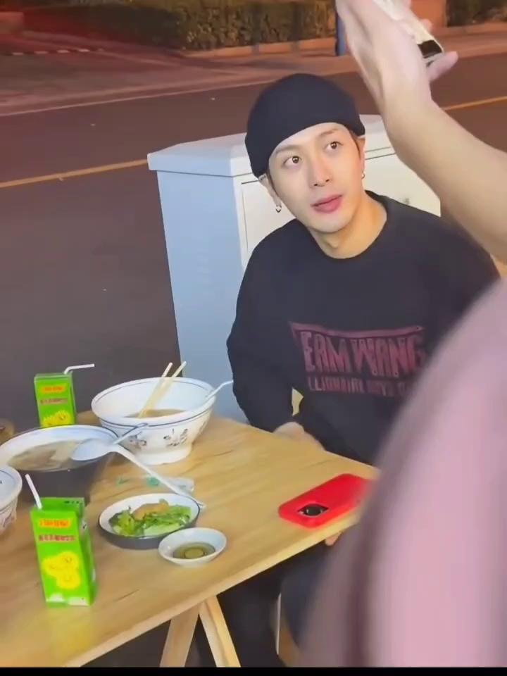 像王嘉尔这样坦然吃路边摊的明星不多了