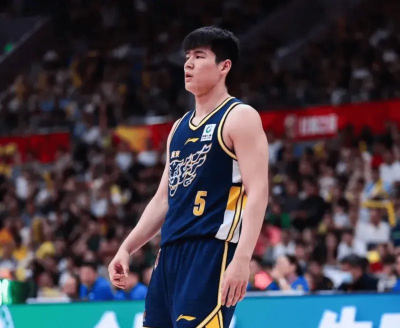 土耳其業余比賽門將開球擊中海鷗，一球員為它做胸外按壓