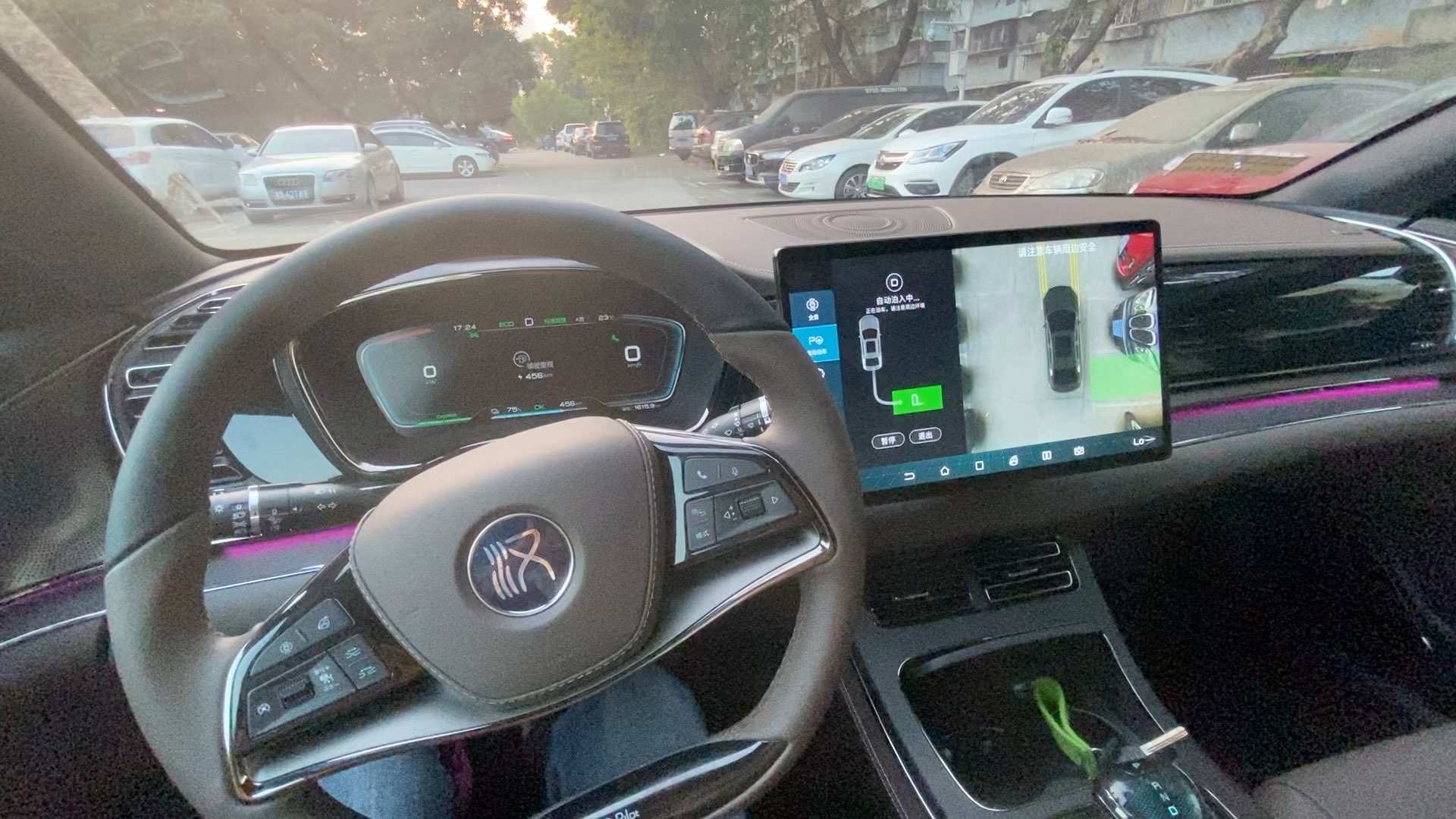 比亚迪汉自动泊车演示