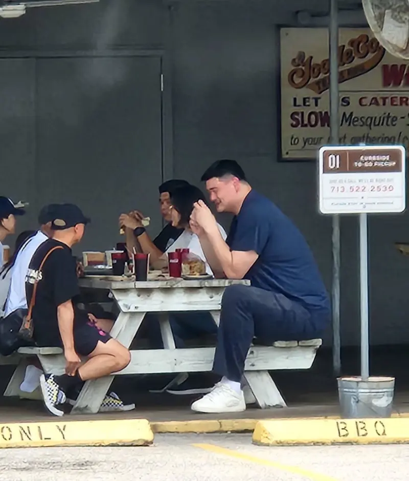 美帝网友拍到大姚在吃BBQ