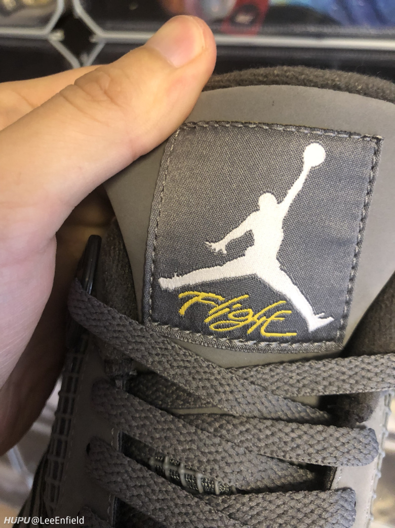 鞋舌飞人标的flight是黄色的  感觉这样颜色就不是特别单调  有种又