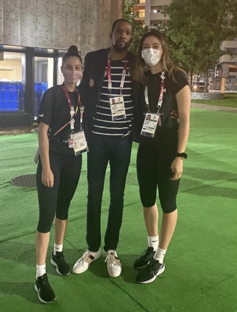 Kd柔情扶腰合影土耳其美女排球手 恋情已经成了 虎扑
