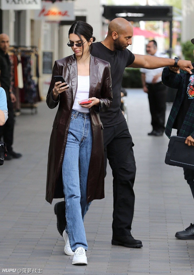 无名指戴戒指,肯豆和西蒙斯有结婚打算?