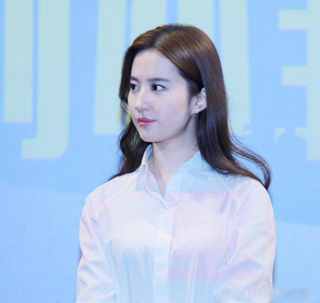 哪位女明星穿白衬衫最好看?