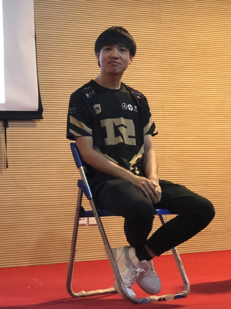 人生巅峰了.君泽和ming今晚就坐在我前面