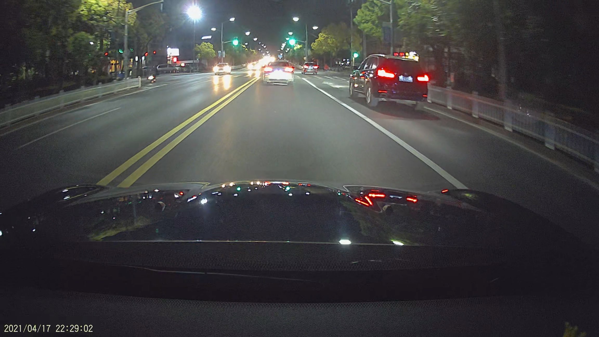 女司机开车变道真的看都不看的吗