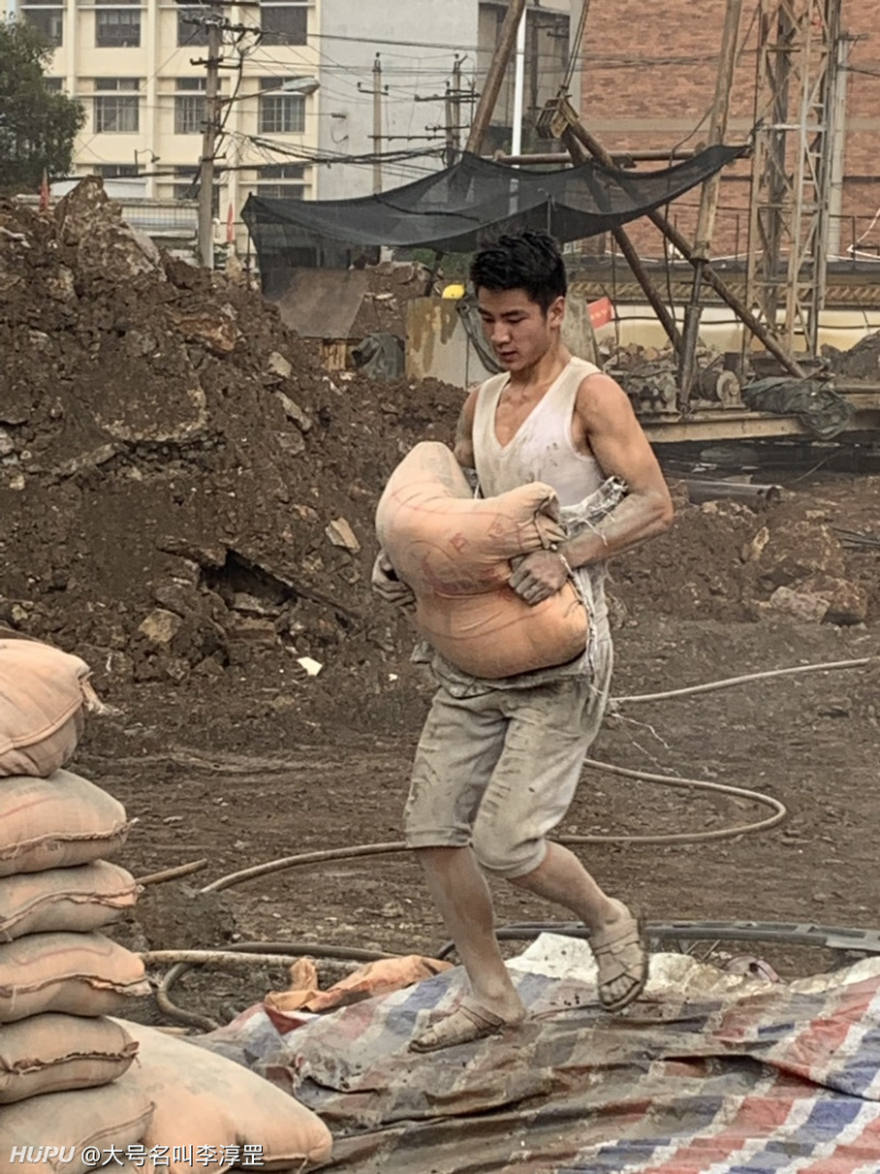 今天给工地搬水泥的小哥,颜值能否打败百分之95的jr?