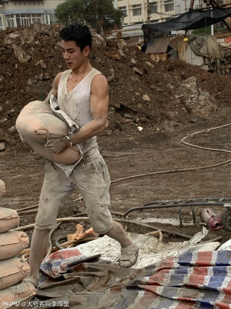 今天给工地搬水泥的小哥,颜值能否打败百分之95的jr?