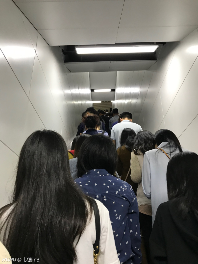 每天上班都要路过一个巨长的电梯,总有****杵在左边不动,挡住全部人.