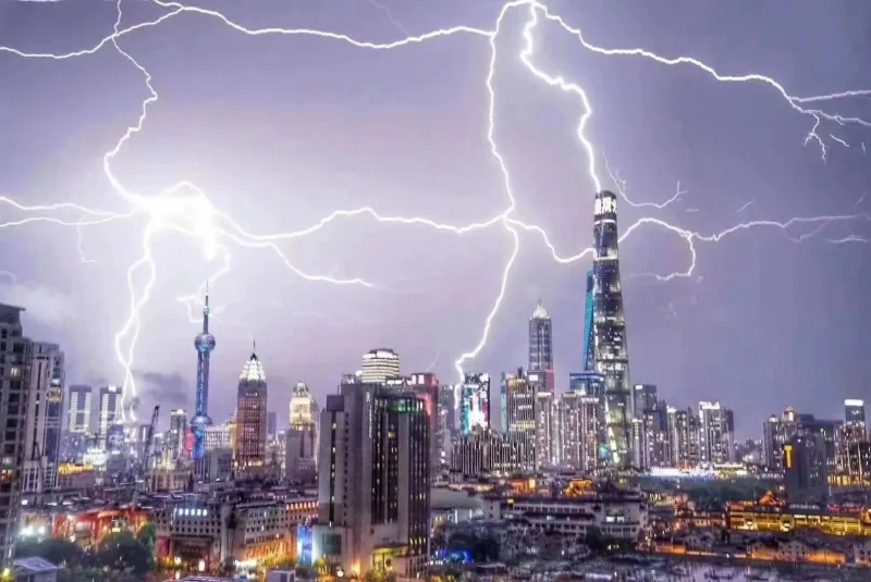 上海东方明珠塔被闪电击中瞬间，真的不愧是魔都啊，惊险又绝美！