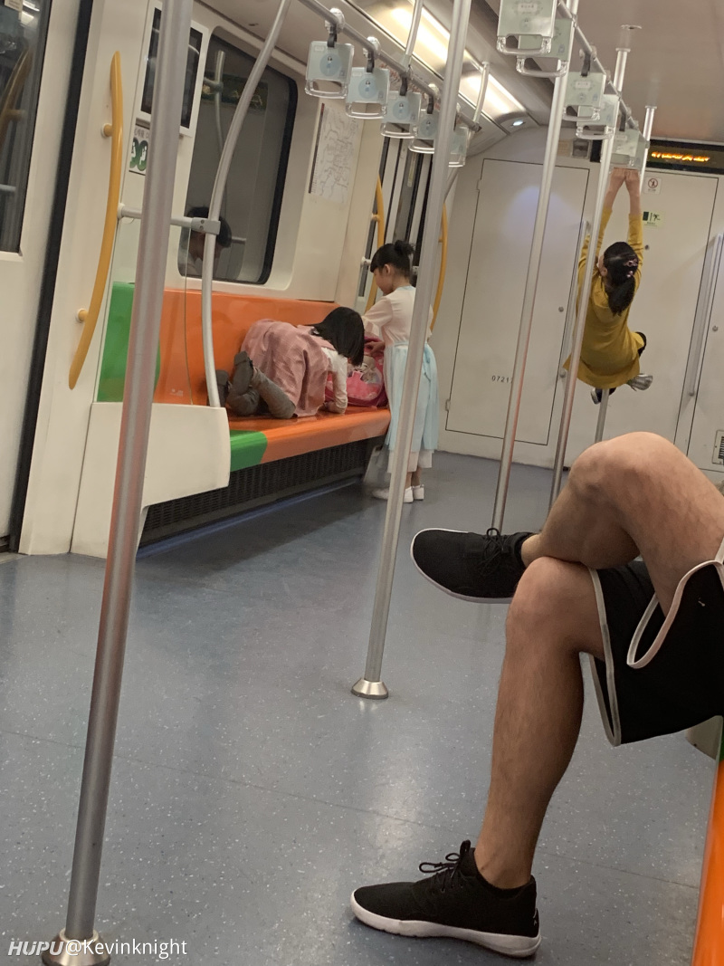 坐标上海,你在地铁上看到这个现象你会怎样