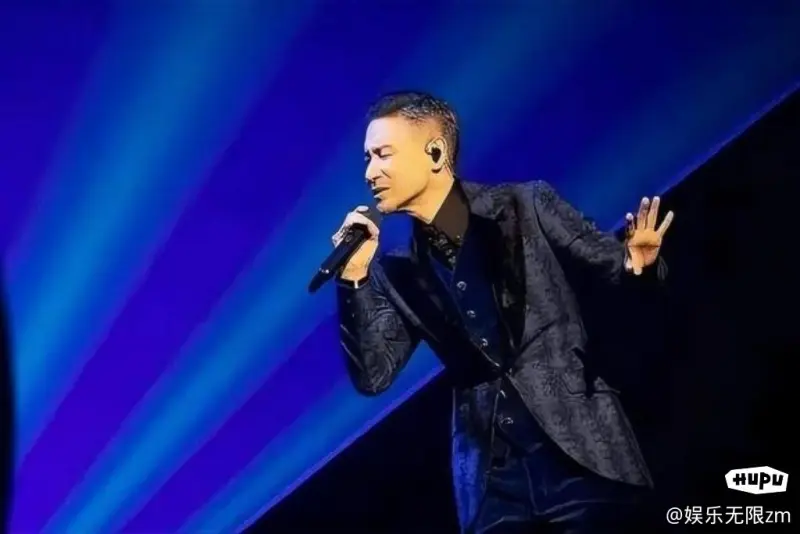 张学友演唱会劈叉：一曲劈叉，“尽显歌神风采”！