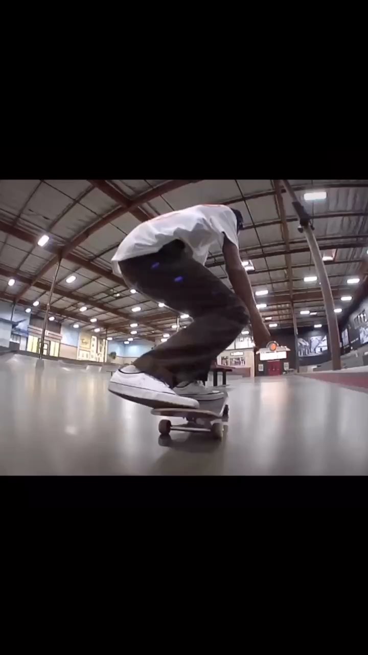 volcom赞助滑手louielopez看看大佬如何玩转berrics板场