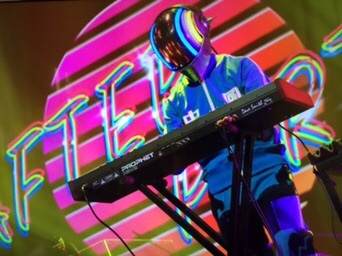 新裤子是真会玩啊舞台效果太炸了hayato是这个夏天最忙最帅的鼓手