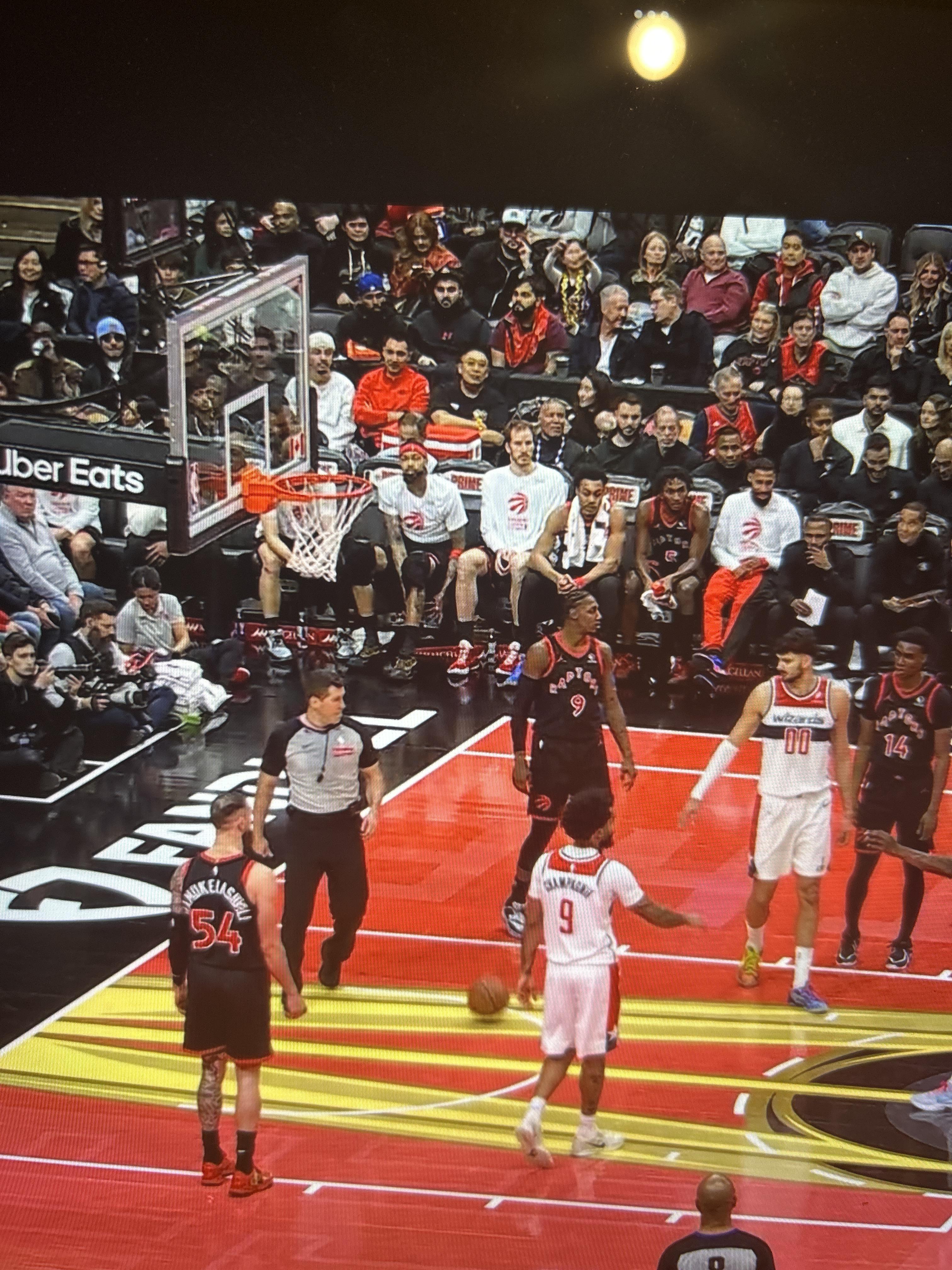 莺歌坐在替补席，没有冰敷，没有任何医疗处理-NBA-猛龙专区-虎扑社区