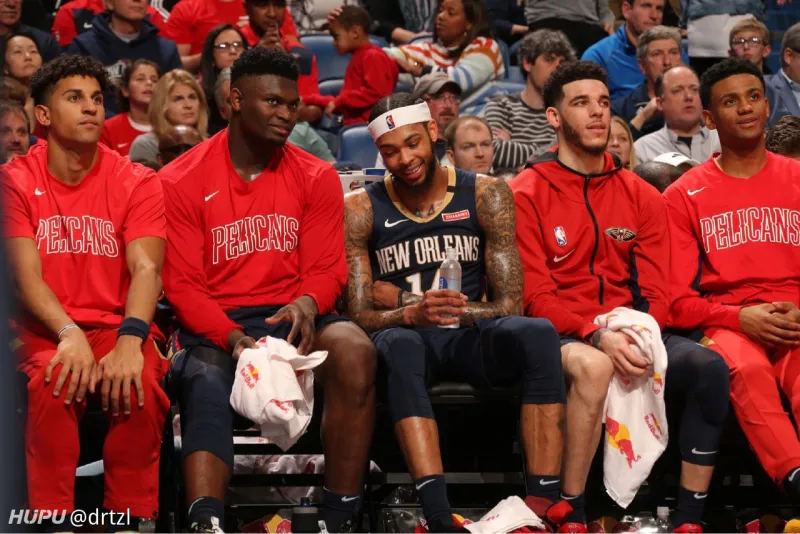 求威廉森和英格拉姆坐着的一张合照,一个壮如牛,一个瘦如猴!谢谢28jr!