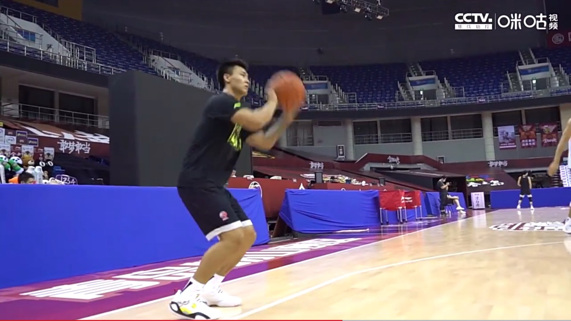 感觉赵睿的三分投篮手势很怪手指