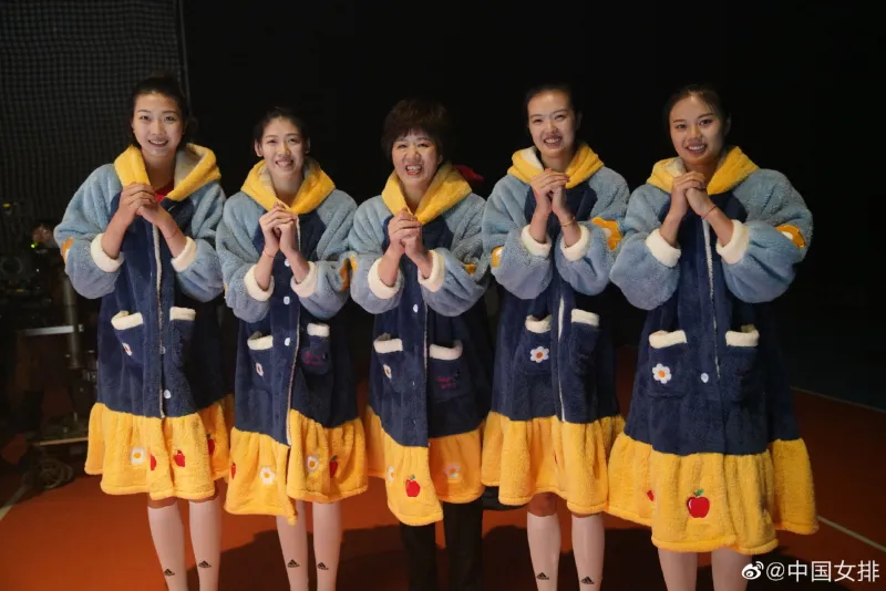 昨日郎导携女排队员提前给大家拜年 2名前八一女排球员定去向 体育场 虎扑社区 昨日郎导携女排队员提前给大家拜年 2名前八一女排球员定去向 体育场 虎扑社区