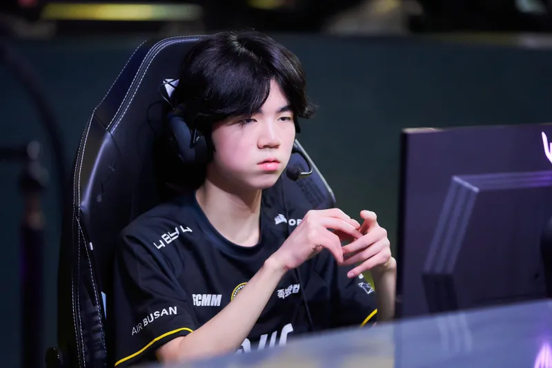 范佩西二選一：阿森納or曼聯(lián)？弗格森or溫格？兩個都選；梅羅選梅