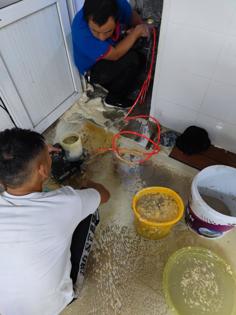 家中地下室漏水请来修理工 灌胶水灌下去 虎扑