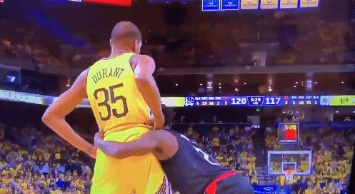 贝弗利这样抱着杜兰特不算犯规吗?