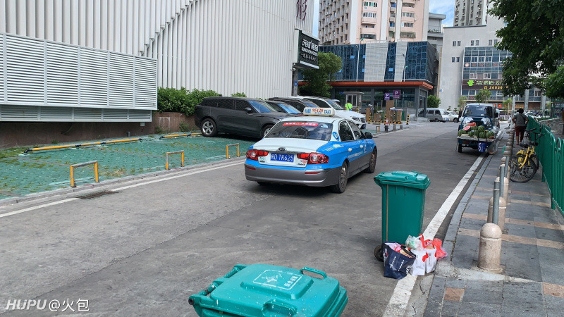 昨天看到一辆出租车……不知道一公里多少钱