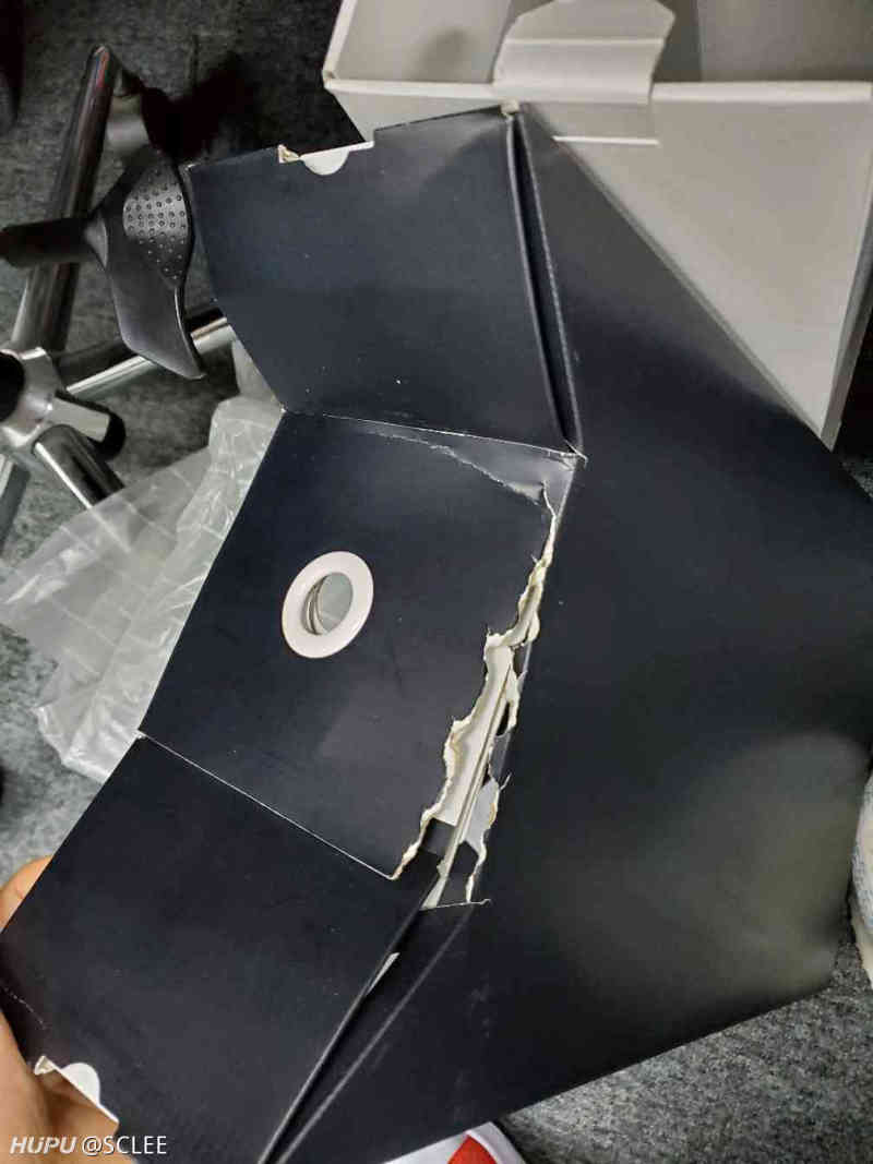 送过来没有任何泡沫缓冲,鞋盒烂的一塌糊涂,左脚鞋头和鞋底都还是脏的