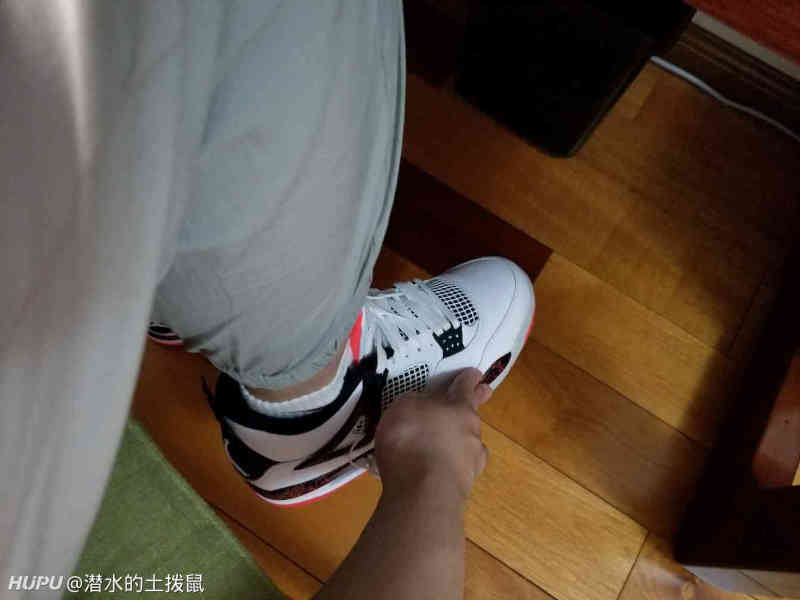 Aj4穿的小拇指根挤的疼 不是尺码小了 防磨贴有用吗 虎扑