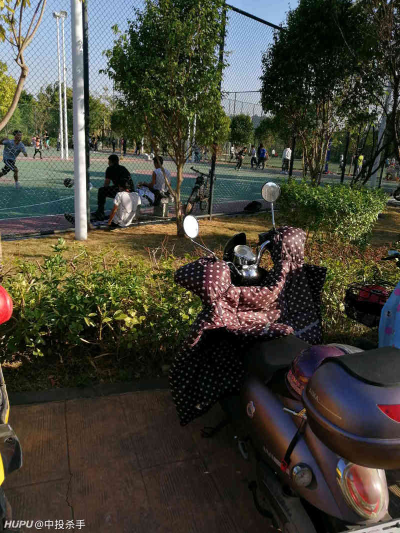 广东十八线城市公园野球场的情景 虎扑