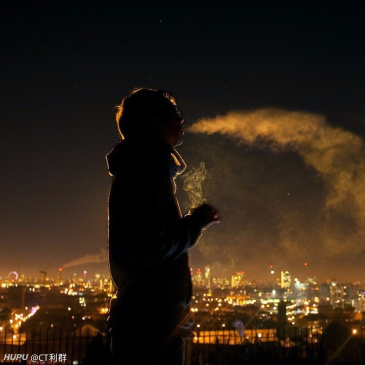 求我在阳台上抽烟,风抽一半的壁纸图