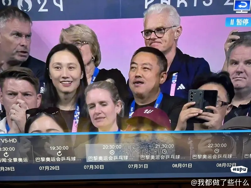 冬奥速度滑冰冠军张虹看女单决赛