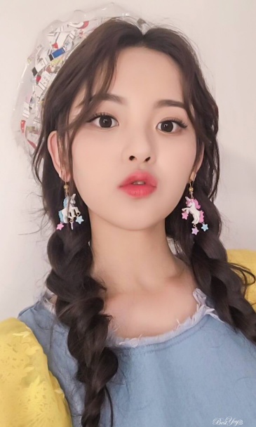 杨超越新剧路透照曝光 鹅黄色上衣扎双麻花辫超可爱!