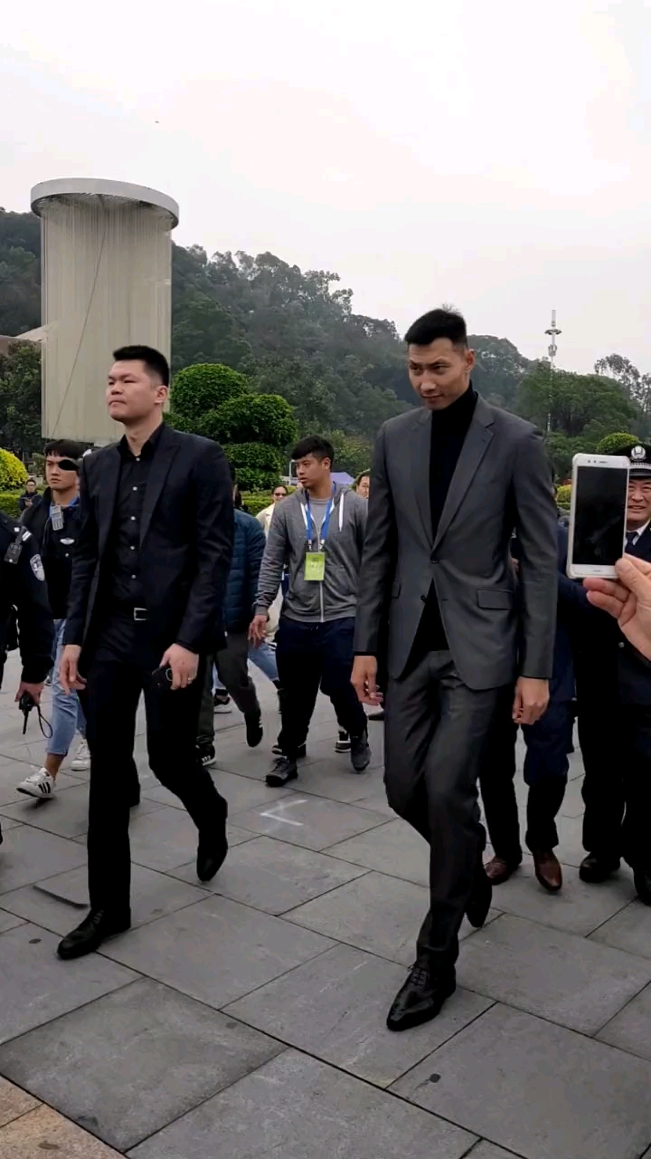易建联朱芳雨的气场真强男人本色