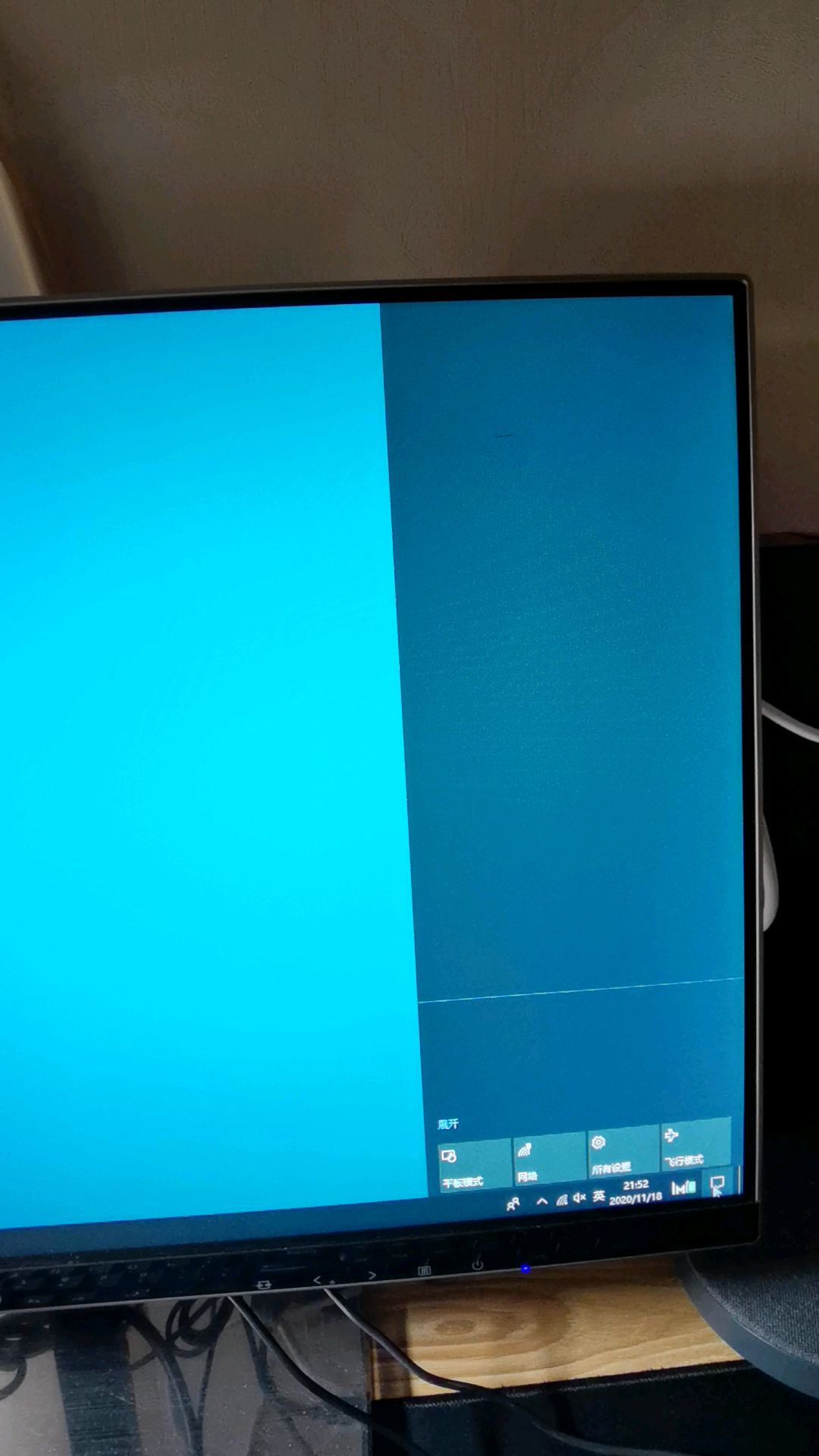 显示器屏幕一直闪横纹貌似跟刷新率有关有大神知道啥原因吗