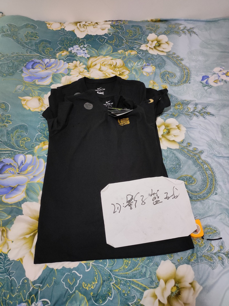 Nike 詹姆斯 仁义礼智信 篮球短袖m L码黑金色8月8日劫镖 虎扑 Nike 詹姆斯 仁义礼智信 篮球短袖m L码黑金色8月8日劫镖 虎扑