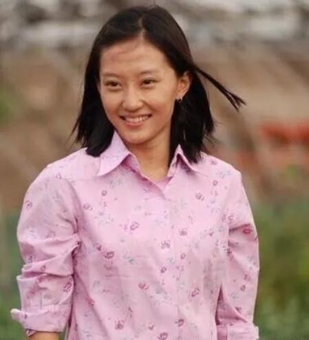 英子抽烟.难道只有我一个人认为是乡村爱情的刘英吗
