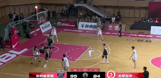 [流言板]耐高：张博源一打三上篮砍下28分，朝对手做too small庆祝