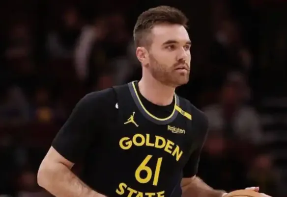 太過分！一熱刺球迷嘲諷賴斯妻子外貌，在比賽時展示照片挑釁賴斯