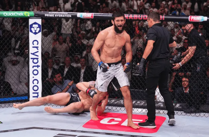 [流言板]UFC308：奇马耶夫首回合降服惠特克，生涯14连胜！-综合体育-格斗专区-虎扑社区
