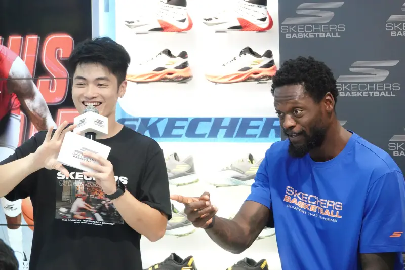 【中国行追踪】Mann、Randall探访Skechers门店并与粉丝亲切互动